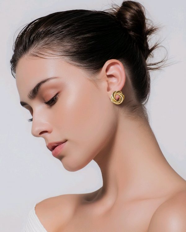 Pendientes diseño de aretes dorados