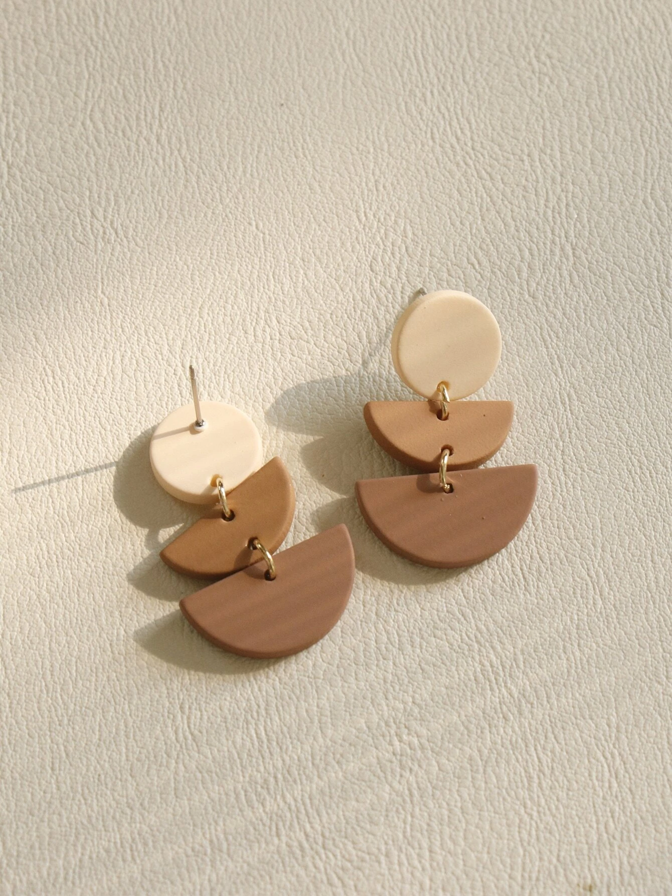 Pendientes geométricos color camel, Troya - Imagen 4