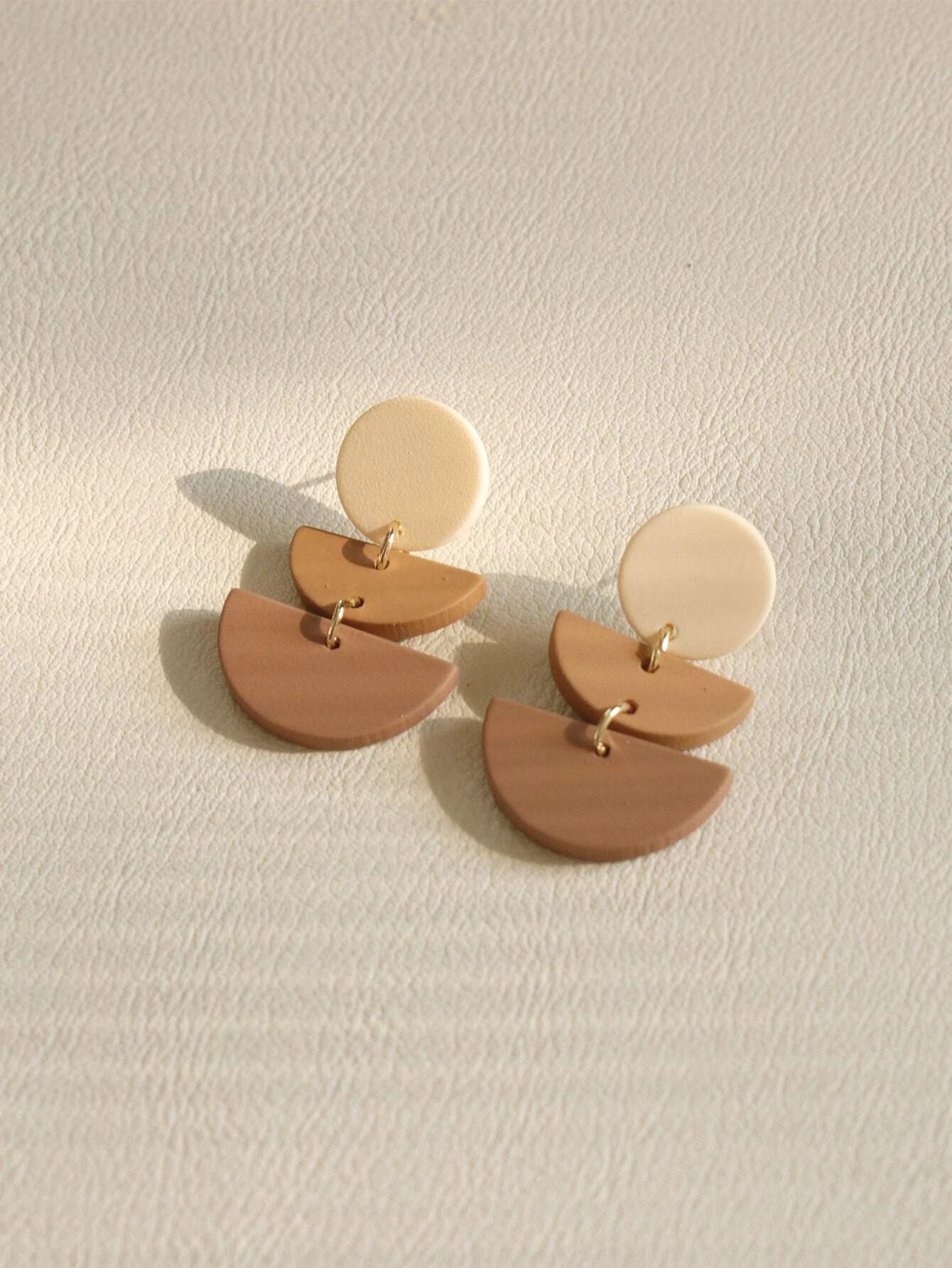 Pendientes geométricos color camel, Troya - Imagen 3