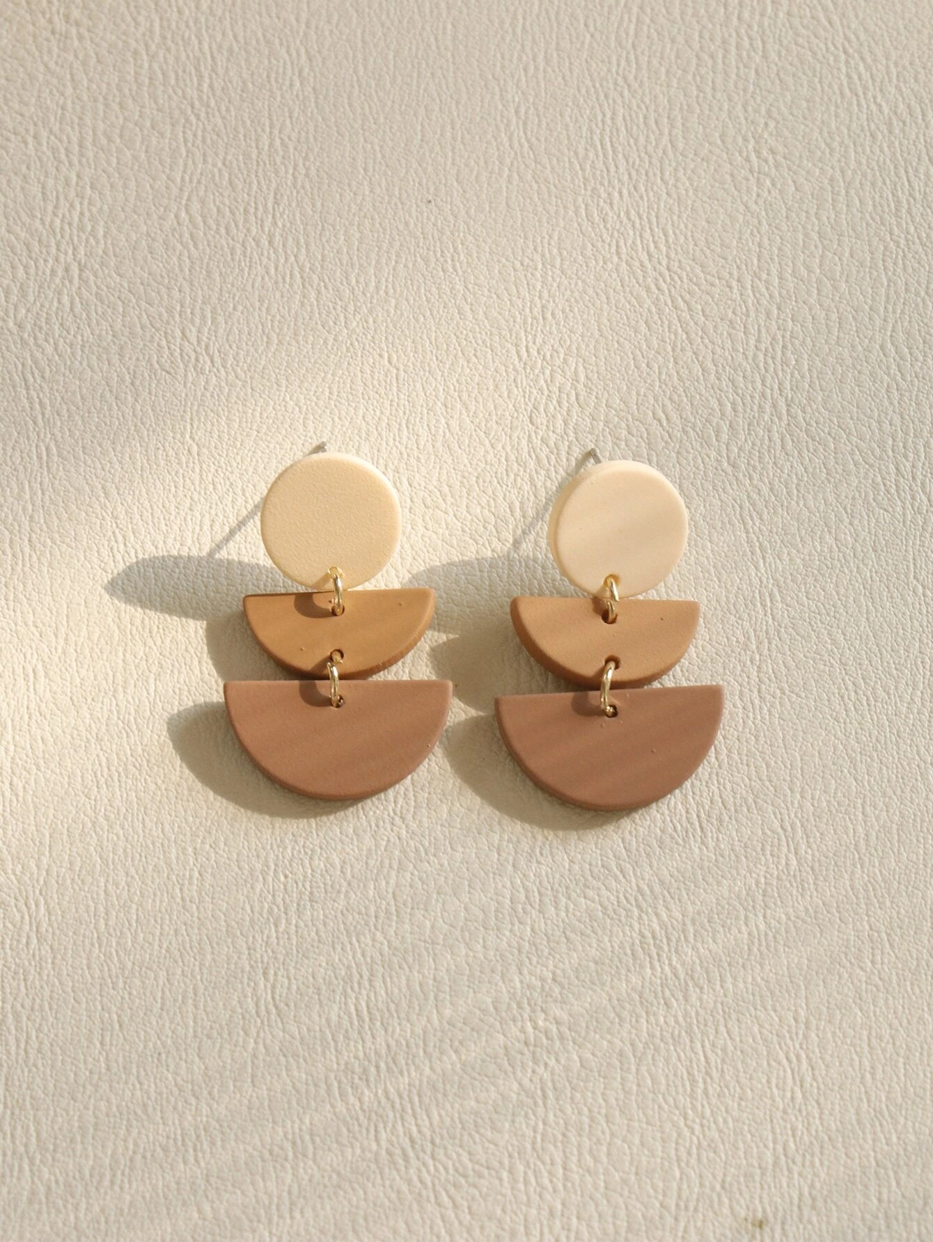 Pendientes geométricos color camel, Troya - Imagen 2